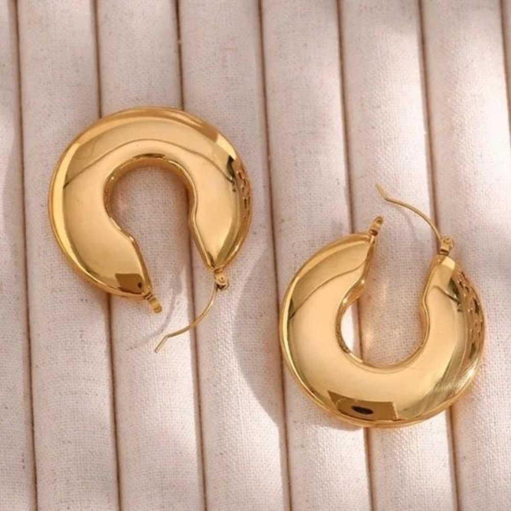 NEW HOLLOW HOOP 18K GOLD EARRINGS, NICE EARRINGS, CUTE EARRINGS. - Picture 5 of 7